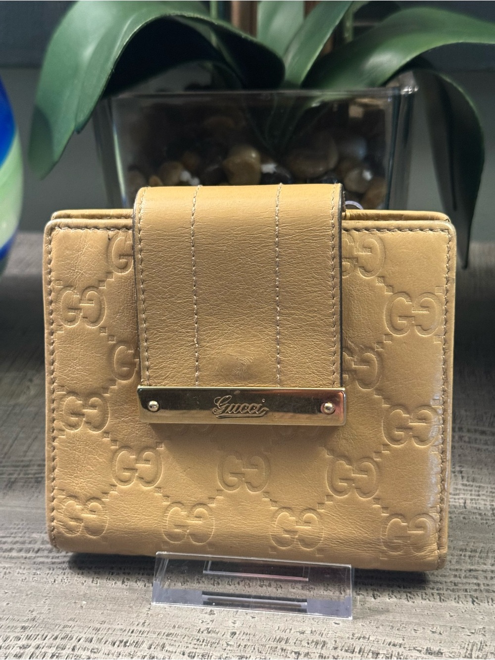 Gucci Embossed GG Tan Leather Wallet Gold Tone Hardware EUC